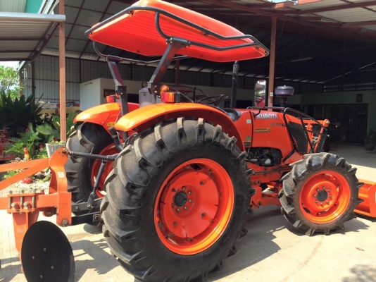 ขายรถไถ Kubota M7040 (4WD) พร้อมดันหน้า ผานบุกเบิกช้าง รถสวย พร้อมใช้งานครับ