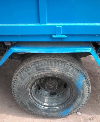 ISUZU TL 100 HP 4BC1 รถหกล้อบรรทุก วางหัวเก๋งมิตซูบิชิ CANTER ลงเล่มครบ ภายในเก๋งคอนโซลสวยครบ พวงมาลัยเพาเวอร์ เกียร์สั้นแล้ว ภายนอกกระบะคอกเหล็กความยาว 4.30 เมตรสภาพสวยมากครับ ช่วงล่างแน่นดี ยาง 7.50 ขอบ 16 สภาพดีประมาณ 70\% พร้อมบรรทุกพร้อมใช้งาน เอกสารเ