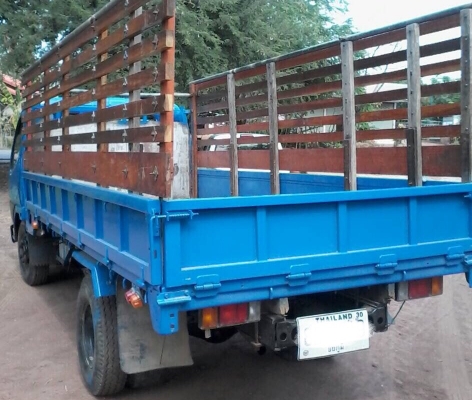 ISUZU TL 100 HP 4BC1 รถหกล้อบรรทุก วางหัวเก๋งมิตซูบิชิ CANTER ลงเล่มครบ ภายในเก๋งคอนโซลสวยครบ พวงมาลัยเพาเวอร์ เกียร์สั้นแล้ว ภายนอกกระบะคอกเหล็กความยาว 4.30 เมตรสภาพสวยมากครับ ช่วงล่างแน่นดี ยาง 7.50 ขอบ 16 สภาพดีประมาณ 70\% พร้อมบรรทุกพร้อมใช้งาน เอกสารเ