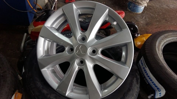 ขายล้อแม็ก mitsu mirage 15" สนใจติดต่อตาเล็ก ล้อและยางครับ 081-3747940 ขายล้อแม็ก mitsu mirage 15" สนใจติดต่อตาเล็ก ล้อและยางครับ 081-3747940