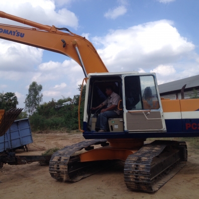 ขาย645,000รถแบคโฮ KOMATSU pc200-5ไฟฟ้าครบเครื่องดีปั้มแรงเล่มทะเบียนรถสวยพร้อมใช้ 090-772-3710 090-772-3708