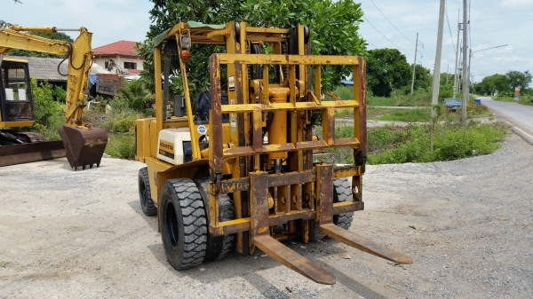 ขายด่วนรถยกKOMATSU FD3.5ยก3.5ตันเสาสูง3เมตรงากะดกได้ยางหน้าคู้รถนอกนำเข้ายังไม่เคยใช้งานในเมืองไทยเลย