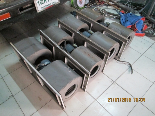 โบว์พัดลม  ตัวใหญ่  มี 4 ตัวครับ  ลมแรงหายห่วง  ยุงไม่มีสิทธิ