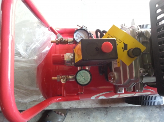 ปั้มลมใหม่ สีแดง.