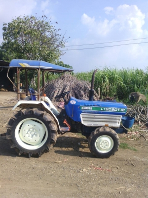 Kubota L1802 DT ขับเคลื่อนสี่ล้อ ยางดี  เครื่องสวย มีแต่ตัว สนใจติดต่อ 089-9638932