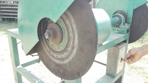 ==== SOLD ==== เครื่องลบคมชิ้นงาน อลูมิเนียม เหล็กฉาก เหล็กกล่อง มอเตอร์ 5 HP. 380V. สภาพสวยพร้อมใช้งาน.