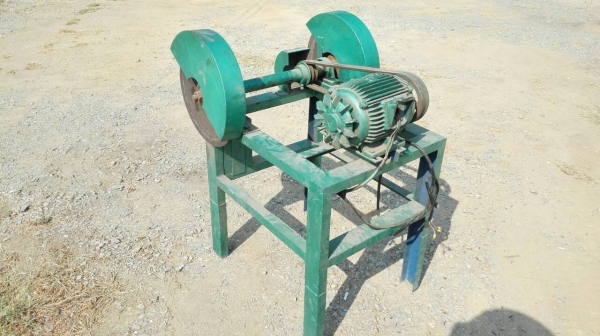 ==== SOLD ==== เครื่องลบคมชิ้นงาน อลูมิเนียม เหล็กฉาก เหล็กกล่อง มอเตอร์ 5 HP. 380V. สภาพสวยพร้อมใช้งาน.