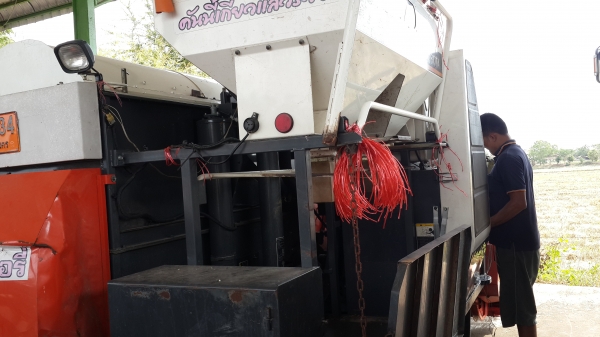 ขายรถเกี่ยวข้าวคูโบต้า DC 60 PLUS  นิ้วสปริง  1,1xx  ชั่วโมง  พร้อมใช้  เครื่องดีเงียบ  ก่อนขายเช็คให้ฟรี  เอาไปใช้ไม่ผิดหวัง