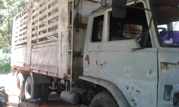 รถฮีโน่ 10 ล้อ หลังถนน FL187 /  178 แรงม้า.   สนใจติดต่อ  081 - 6079515