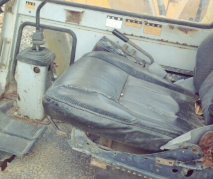 KOMATSU PC 80-3 เครื่องเดิมปั๊มเดิมๆแรงทำงานดี บอดี้ภายนอกสวย บูมอาร์มไม่ปะ ทำงานได้เร็วดีคล่องตัว ช่วงล่างเอวแน่น โซ่ใบแทรกสภาพดีประมาณ 60\% พร้อมใช้งาน เอกสารสัญญาซื้อขาย ราคาต่อรองได้ครับ