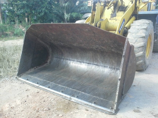 รถตัก KOMATSU  WA - 100.    สนใจติดต่อ  081 - 6079515