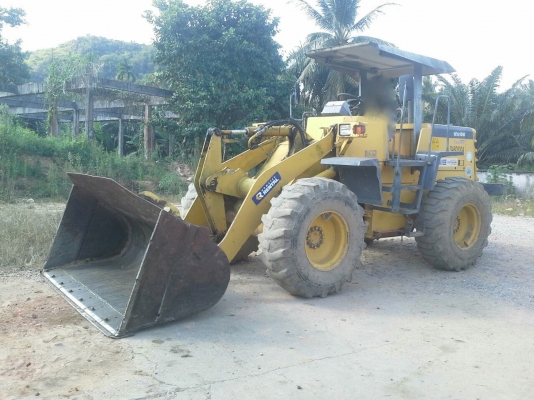 รถตัก KOMATSU  WA - 100.    สนใจติดต่อ  081 - 6079515