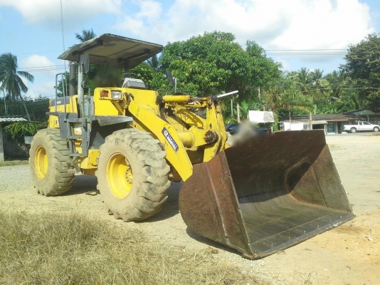รถตัก KOMATSU  WA - 100.    สนใจติดต่อ  081 - 6079515