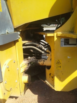 รถตัก KOMATSU  WA - 100.    สนใจติดต่อ  081 - 6079515