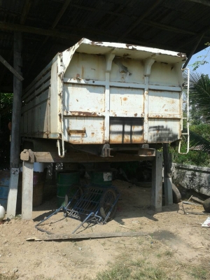 ขายกระบะบรรทุกรถสิบล้อพร้อมกระบอกดั้ม ยกหลังจาก f18 สภาพดีมาก ยาว5.70 กว้าง 2.45 เมตร ราคาถูก