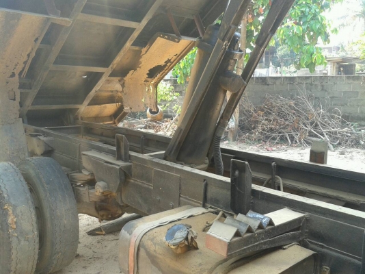 ขาย 6 ล้อหัวยาวดั้มๆๆ ราคาถูกกระบะคอกเกษตรใหญ่กระบะยาว 4.70 กระบะเหล็กทั้งใบ เครื่อง 6BB 145 แรงพวงมาลัยพาวเวอรํ ยางดีทั้ง 6 เส้น เหมาะสำหรับบรรทุกอ้อย บรรทุกมัน บรรทุกข้าวเปลือก