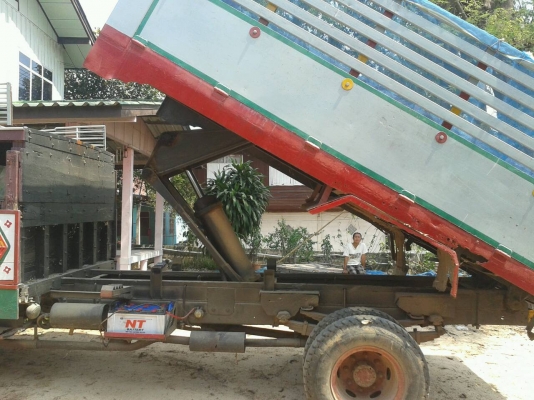 ขาย 6 ล้อหัวยาวดั้มๆๆ ราคาถูกกระบะคอกเกษตรใหญ่กระบะยาว 4.70 กระบะเหล็กทั้งใบ เครื่อง 6BB 145 แรงพวงมาลัยพาวเวอรํ ยางดีทั้ง 6 เส้น เหมาะสำหรับบรรทุกอ้อย บรรทุกมัน บรรทุกข้าวเปลือก