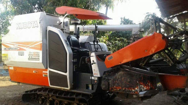 ขายรถเกี่ยวข้าว KUBOTA DC95 ปี55 ใช้งานน้อย1500ชม. สวยพร้อมใช้งาน เอกสารเล่มทะเบียนพร้อมโอน ราคา600,000 สนใจโทร 090-8588220คุณนะ 093-3258446คุณบิว หรือเข้าดูสินค้าอื่นๆได้ที่ www.truck.in.th/498 หรือเพจFacebook ณรงค์ ซื้อขายรถมือสอง (เว็บไซต์ส่วนตัว) หรือ