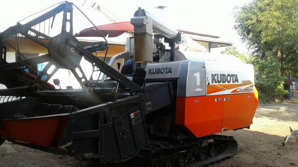 ขายรถเกี่ยวข้าว KUBOTA DC95 ปี55 ใช้งานน้อย1500ชม. สวยพร้อมใช้งาน เอกสารเล่มทะเบียนพร้อมโอน ราคา600,000 สนใจโทร 090-8588220คุณนะ 093-3258446คุณบิว หรือเข้าดูสินค้าอื่นๆได้ที่ www.truck.in.th/498 หรือเพจFacebook ณรงค์ ซื้อขายรถมือสอง (เว็บไซต์ส่วนตัว) หรือ