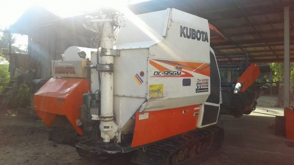 ขายรถเกี่ยวข้าว KUBOTA DC95 ปี55 ใช้งานน้อย1500ชม. สวยพร้อมใช้งาน เอกสารเล่มทะเบียนพร้อมโอน ราคา600,000 สนใจโทร 090-8588220คุณนะ 093-3258446คุณบิว หรือเข้าดูสินค้าอื่นๆได้ที่ www.truck.in.th/498 หรือเพจFacebook ณรงค์ ซื้อขายรถมือสอง (เว็บไซต์ส่วนตัว) หรือ
