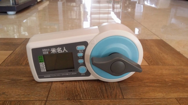 นำเข้าจากญี่ปุ่น เครื่องวัดความชื้นข้าว เป็นสินค้ามือ 1  ใช้ถ่าน ขนาด AA จำนวน 4 ก้อน แถมเครื่องกระเทาะเปลือก 1 เครื่อง