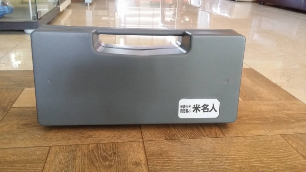 นำเข้าจากญี่ปุ่น เครื่องวัดความชื้นข้าว เป็นสินค้ามือ 1  ใช้ถ่าน ขนาด AA จำนวน 4 ก้อน แถมเครื่องกระเทาะเปลือก 1 เครื่อง