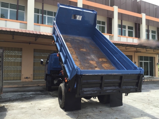 รถอีซูซู 6 ล้อดั้ม NPR 115 แรงม้า. ปี 37.  ( มีขาย 2 คัน. )    สนใจติดต่อ  081 - 6079515