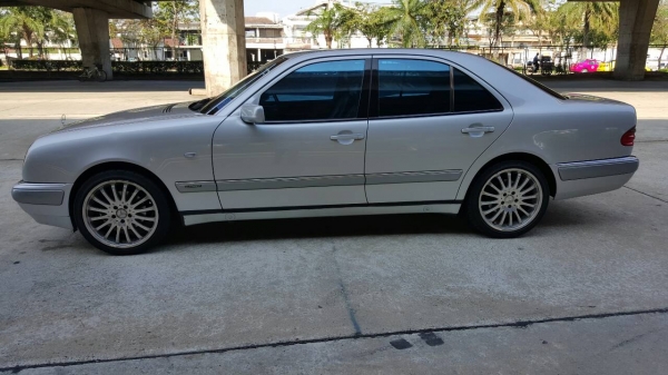 1997 BENZ E230 สีบรอนซ์ W210 รถสวย เครื่องดี สภาพพร้อมใช้ 1997 BENZ E230 สีบรอนซ์ W210 รถสวย เครื่องดี สภาพพร้อมใช้