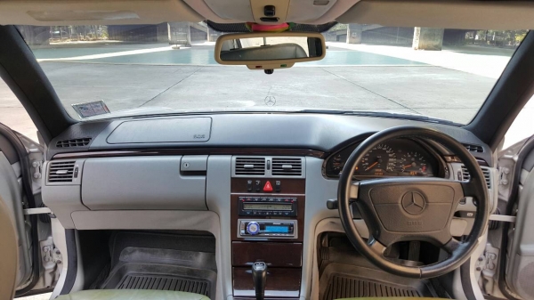 1997 BENZ E230 สีบรอนซ์ W210 รถสวย เครื่องดี สภาพพร้อมใช้ 1997 BENZ E230 สีบรอนซ์ W210 รถสวย เครื่องดี สภาพพร้อมใช้