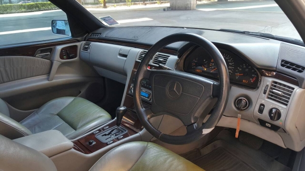 1997 BENZ E230 สีบรอนซ์ W210 รถสวย เครื่องดี สภาพพร้อมใช้ 1997 BENZ E230 สีบรอนซ์ W210 รถสวย เครื่องดี สภาพพร้อมใช้