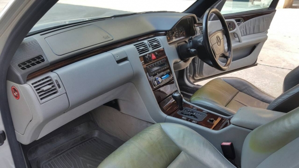 1997 BENZ E230 สีบรอนซ์ W210 รถสวย เครื่องดี สภาพพร้อมใช้ 1997 BENZ E230 สีบรอนซ์ W210 รถสวย เครื่องดี สภาพพร้อมใช้