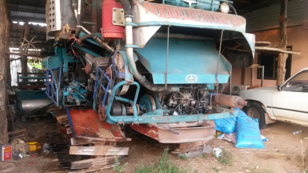 ขายรถเกี่ยวข้าว1คัน+รถเทลเลอร์1 คัน ใช้งานนาปี เจ้าของขายเอง