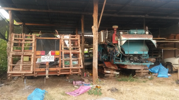 ขายรถเกี่ยวข้าว1คัน+รถเทลเลอร์1 คัน ใช้งานนาปี เจ้าของขายเอง