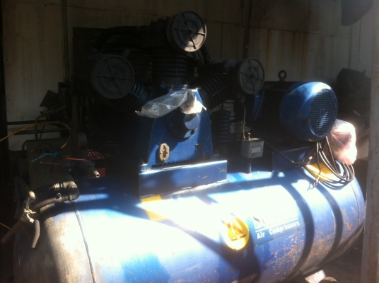 ต้องการขายเครื่องปั้มลมตัวให่ญเครื่อง15แรงสนใจติดต่อด่วน