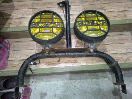 ขายึดสปอตไลท์ของจิ๊ปมิตซู  พร้อมสปอทไลท์ bosch สวยๆๆขนาด 8  นิ้วสีเหลือง