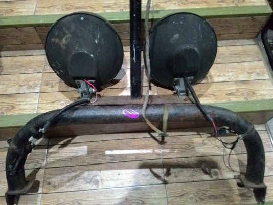 ขายึดสปอตไลท์ของจิ๊ปมิตซู  พร้อมสปอทไลท์ bosch สวยๆๆขนาด 8  นิ้วสีเหลือง