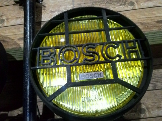ขายึดสปอตไลท์ของจิ๊ปมิตซู  พร้อมสปอทไลท์ bosch สวยๆๆขนาด 8  นิ้วสีเหลือง