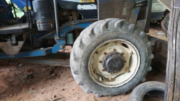 ขายรถไถ NEWHOLLAND TD95D เครื่อง 95แรงม้า เล่มทะเบียน สนใจโทร 081-970-1072