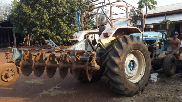 ขายด่วน รถไถฟรอด์ 6600 สภาพพร้อมใช้งาน เครื่องดี อุปกรณ์ 4ชิ้น เอกสารใบอินวอยซ์