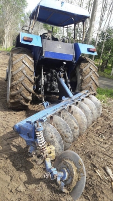 รถไถฟอร์ด รุ่น TF90.  2 เพลา.  ( รถทำงาน 6,xxx ชม. )   สนใจติดต่อ  081 - 6079515