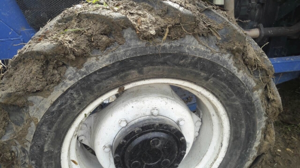 รถไถฟอร์ด รุ่น TF90.  2 เพลา.  ( รถทำงาน 6,xxx ชม. )   สนใจติดต่อ  081 - 6079515