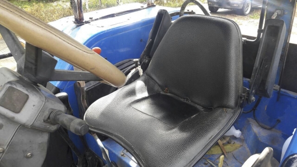 รถไถฟอร์ด รุ่น TF90.  2 เพลา.  ( รถทำงาน 6,xxx ชม. )   สนใจติดต่อ  081 - 6079515