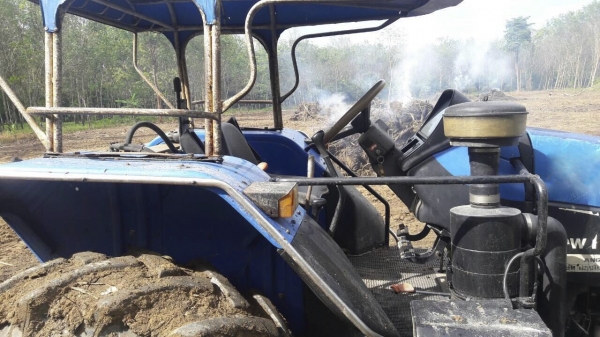 รถไถฟอร์ด รุ่น TF90.  2 เพลา.  ( รถทำงาน 6,xxx ชม. )   สนใจติดต่อ  081 - 6079515