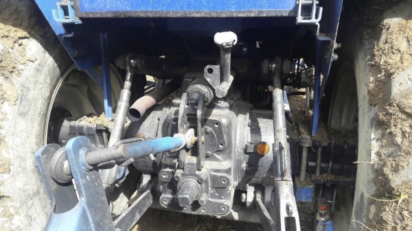 รถไถฟอร์ด รุ่น TF90.  2 เพลา.  ( รถทำงาน 6,xxx ชม. )   สนใจติดต่อ  081 - 6079515