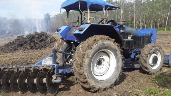 รถไถฟอร์ด รุ่น TF90.  2 เพลา.  ( รถทำงาน 6,xxx ชม. )   สนใจติดต่อ  081 - 6079515