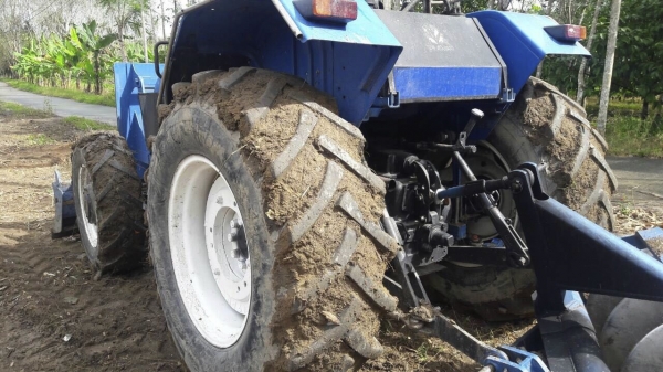 รถไถฟอร์ด รุ่น TF90.  2 เพลา.  ( รถทำงาน 6,xxx ชม. )   สนใจติดต่อ  081 - 6079515