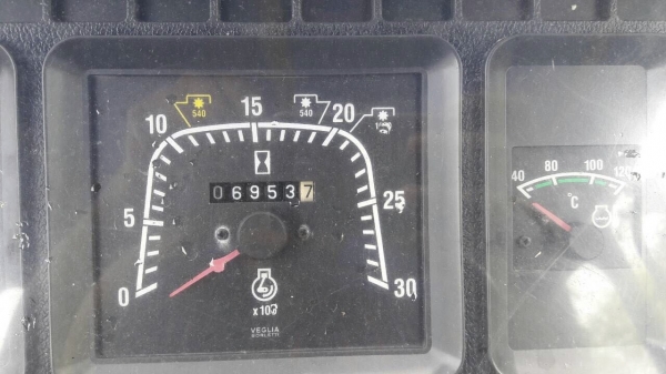 รถไถฟอร์ด รุ่น TF90.  2 เพลา.  ( รถทำงาน 6,xxx ชม. )   สนใจติดต่อ  081 - 6079515