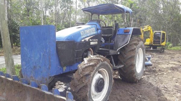 รถไถฟอร์ด รุ่น TF90.  2 เพลา.  ( รถทำงาน 6,xxx ชม. )   สนใจติดต่อ  081 - 6079515