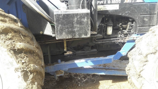 รถไถฟอร์ด รุ่น TF90.  2 เพลา.  ( รถทำงาน 6,xxx ชม. )   สนใจติดต่อ  081 - 6079515