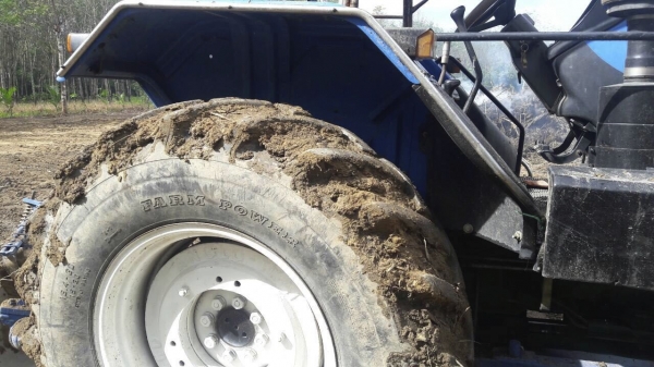 รถไถฟอร์ด รุ่น TF90.  2 เพลา.  ( รถทำงาน 6,xxx ชม. )   สนใจติดต่อ  081 - 6079515